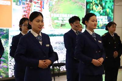 青島地鐵13號線服務禮儀操比武大賽拉開戰幕，專業服裝出租助力服務風采